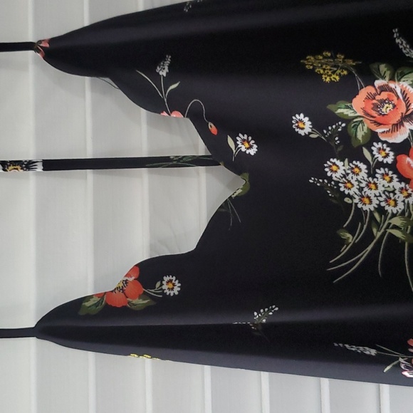 Jacki Scallop Detail - Picture 2 of 3